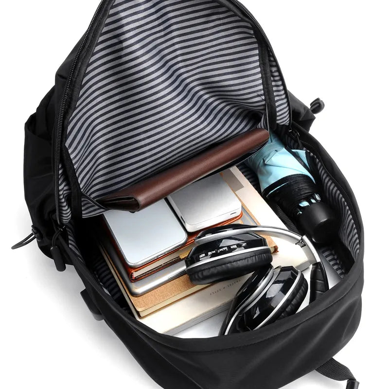 Anthony | Wasserdichtes Reise -Rucksack mit USB -Ladeanschluss