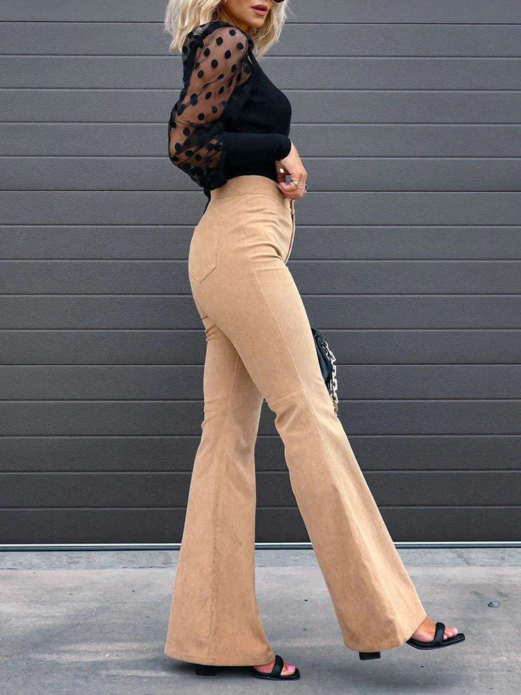 Daniela | Retro-Chic mit Schlag und Cord Hosen