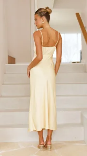 Sabine | Elegant mit Trägern & Gekreuztem Rücken Robe