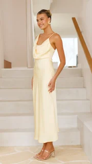 Sabine | Elegant mit Trägern & Gekreuztem Rücken Robe