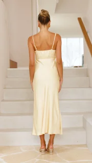 Sabine | Elegant mit Trägern & Gekreuztem Rücken Robe