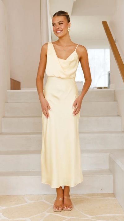 Sabine | Elegant mit Trägern & Gekreuztem Rücken Robe