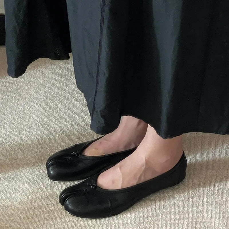 Claudia | Flache Dirndl Schuhe mit Geteilter Spitze